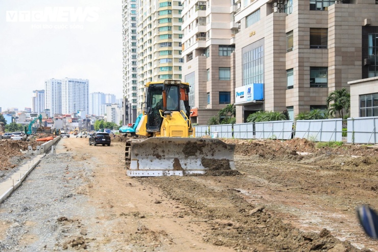 Theo đai diện đơn vị tư vấn giám sát công trình, nhà thầu đang bố trí 4 mũi thi công, với khoảng 50 công nhân cùng máy móc làm việc trên toàn tuyến.