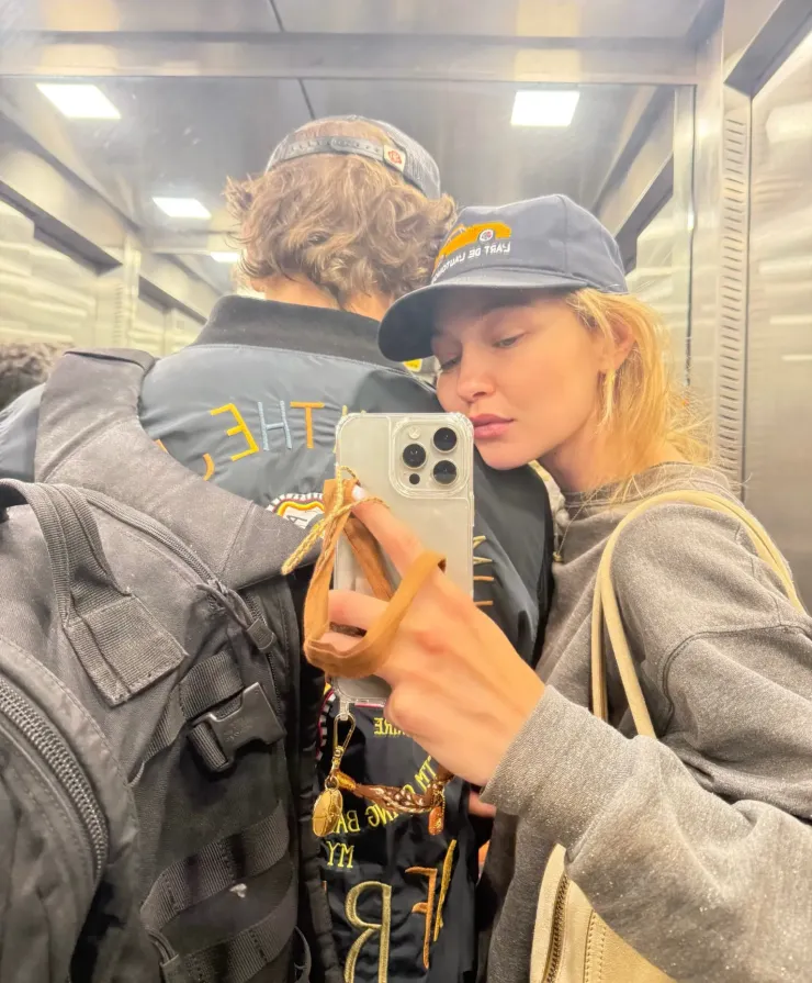 Gigi tình tứ bên Bradley Cooper. Ảnh: Instagram