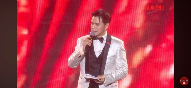 Đặc biệt trong chương trình "Tổ quốc trong tim" mới đây, MC Mạnh Cường cùng MC Phí Linh, Nguyên Khang đã có những trải nghiệm đáng nhớ khi dẫn dưới cơn mưa tầm tã.