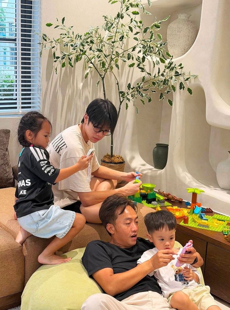 Ảnh sao 31/8: Subeo nhà Cường Đôla quấn quýt các em - 5