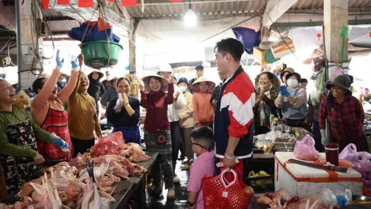 Lê Dương Bảo Lâm cùng Ku Phin thực hiện nhiệm vụ đi chợ Hội An.