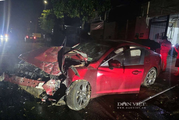 Hiện trường vụ tai nạn giao thông trên đường Y Wang, phường Ea Kao, tỉnh Đắk Lắk, ô tô Mazda 6 tông sập cổng 2 nhà dân, khiến nhiều ô tô hư hỏng. Ảnh N.H