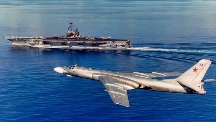 Tàu sân bay của Hải quân Mỹ và máy bay ném bom Tu-16. (Ảnh: 19FF)