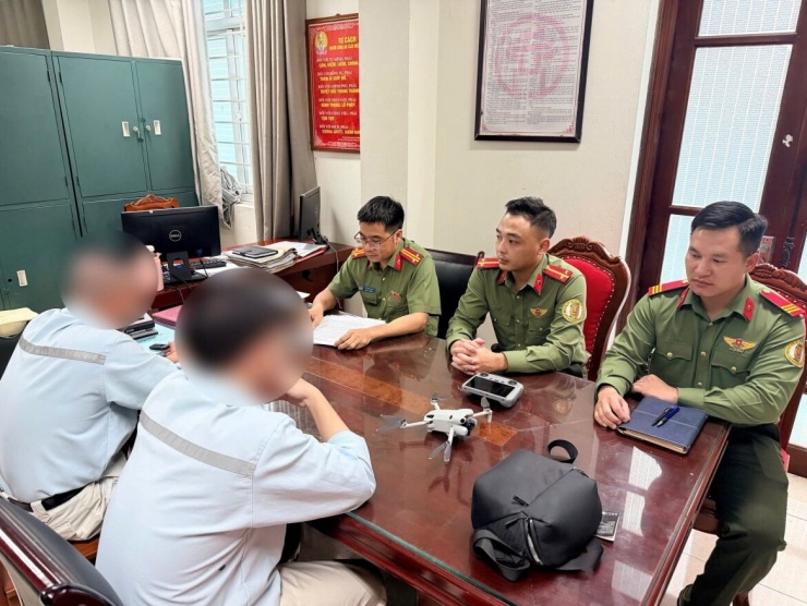 Lực lượng chức năng làm việc với những người liên quan và tang vật. (Ảnh: Công an cung cấp)