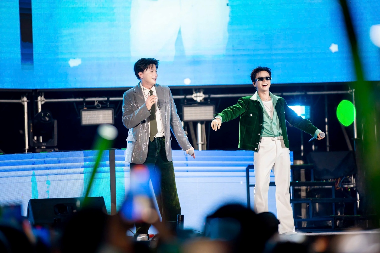 Màn song ca của S.T Sơn Thạch và Bùi Công Nam nhận được sự hưởng ứng nồng nhiệt từ khán giả