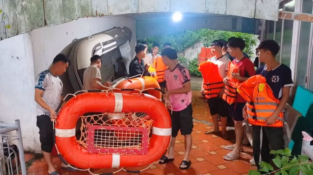 Người dân tại các khu vực bị ngập được lực lượng chức năng phát áo phao, phao bơi đề phòng mưa ngập sâu.