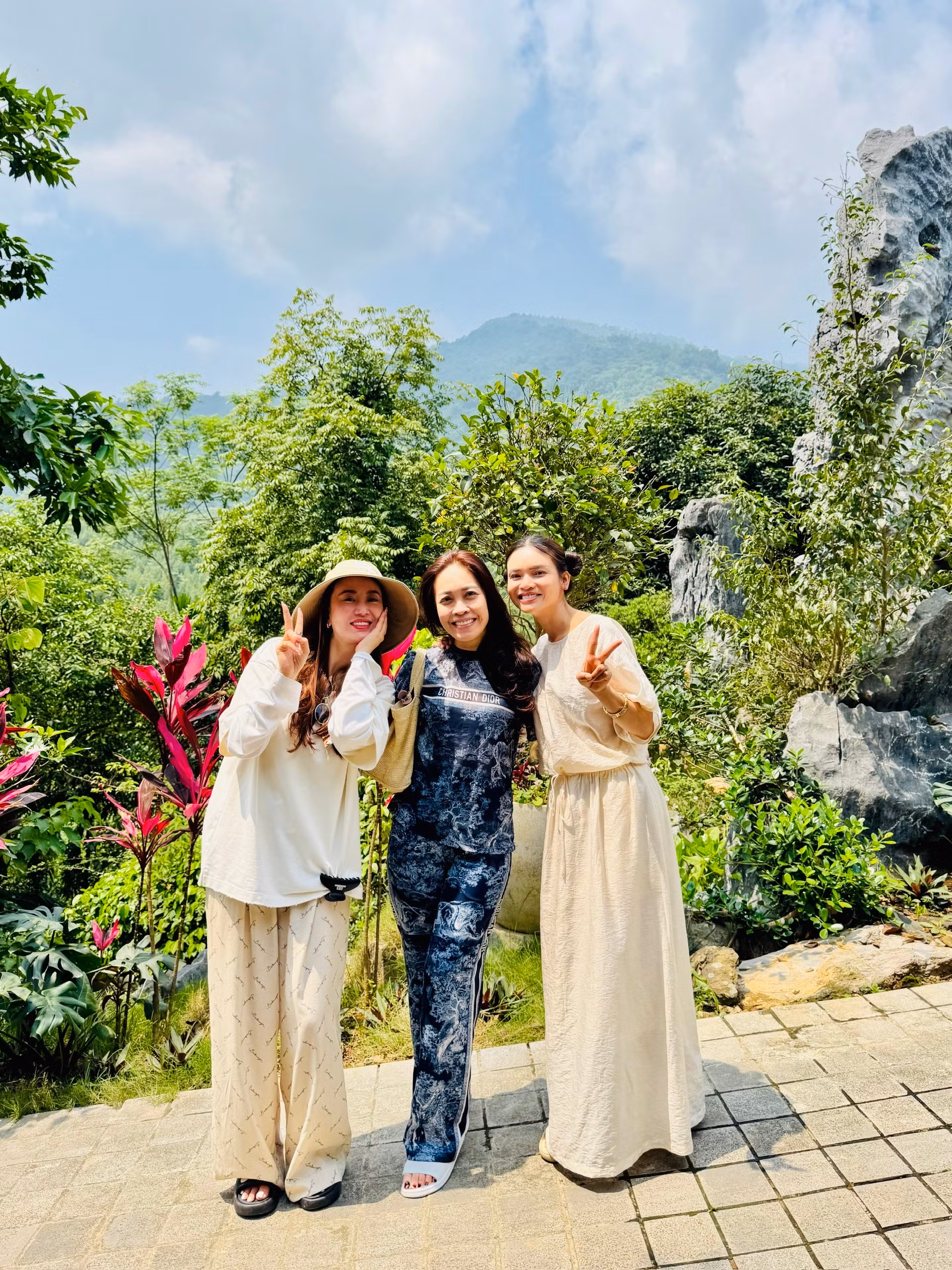 NSND Phương Thảo đón nhiều nghệ sĩ Việt tới thăm cơ ngơi như vợ chồng ca sĩ Trọng Tấn, ca sĩ Đăng Dương, vợ chồng nhạc sĩ Đức Trịnh, NTK Tăng Mai Anh, MC Hoàng Trang, NTK Kelly Bùi...
