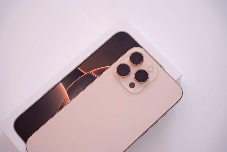 iPhone 16 Pro Max màu titan sa mạc xu hướng của năm trước.