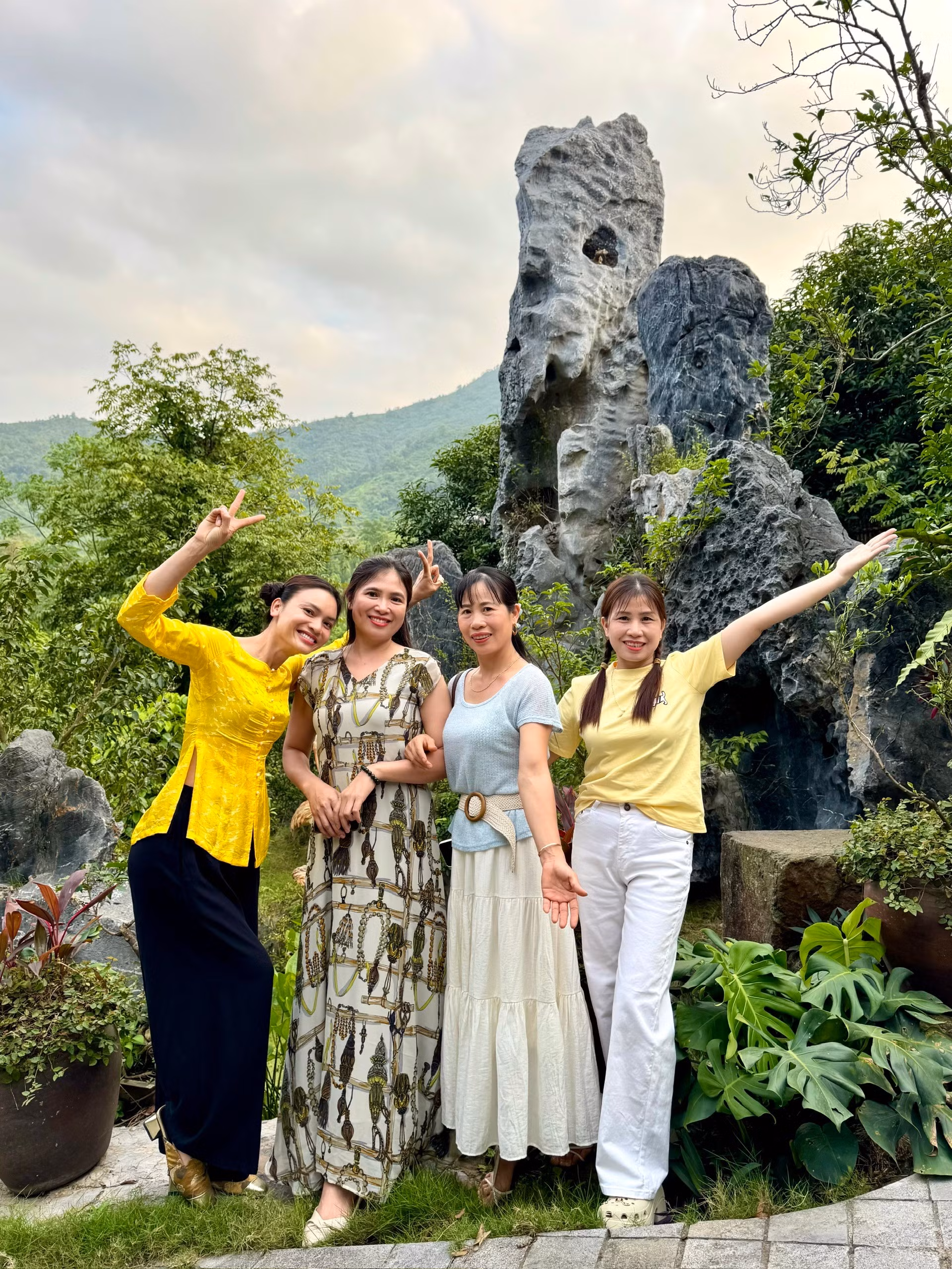 NSND Phương Thảo đón nhiều nghệ sĩ Việt tới thăm cơ ngơi như vợ chồng ca sĩ Trọng Tấn, ca sĩ Đăng Dương, vợ chồng nhạc sĩ Đức Trịnh, NTK Tăng Mai Anh, MC Hoàng Trang, NTK Kelly Bùi...