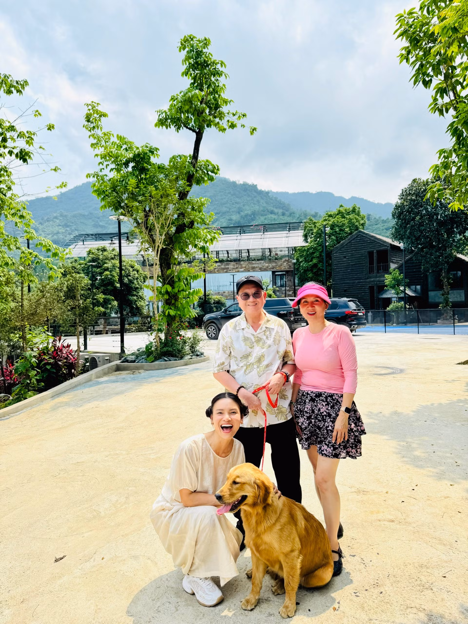 NSND Phương Thảo đón nhiều nghệ sĩ Việt tới thăm cơ ngơi như vợ chồng ca sĩ Trọng Tấn, ca sĩ Đăng Dương, vợ chồng nhạc sĩ Đức Trịnh, NTK Tăng Mai Anh, MC Hoàng Trang, NTK Kelly Bùi...