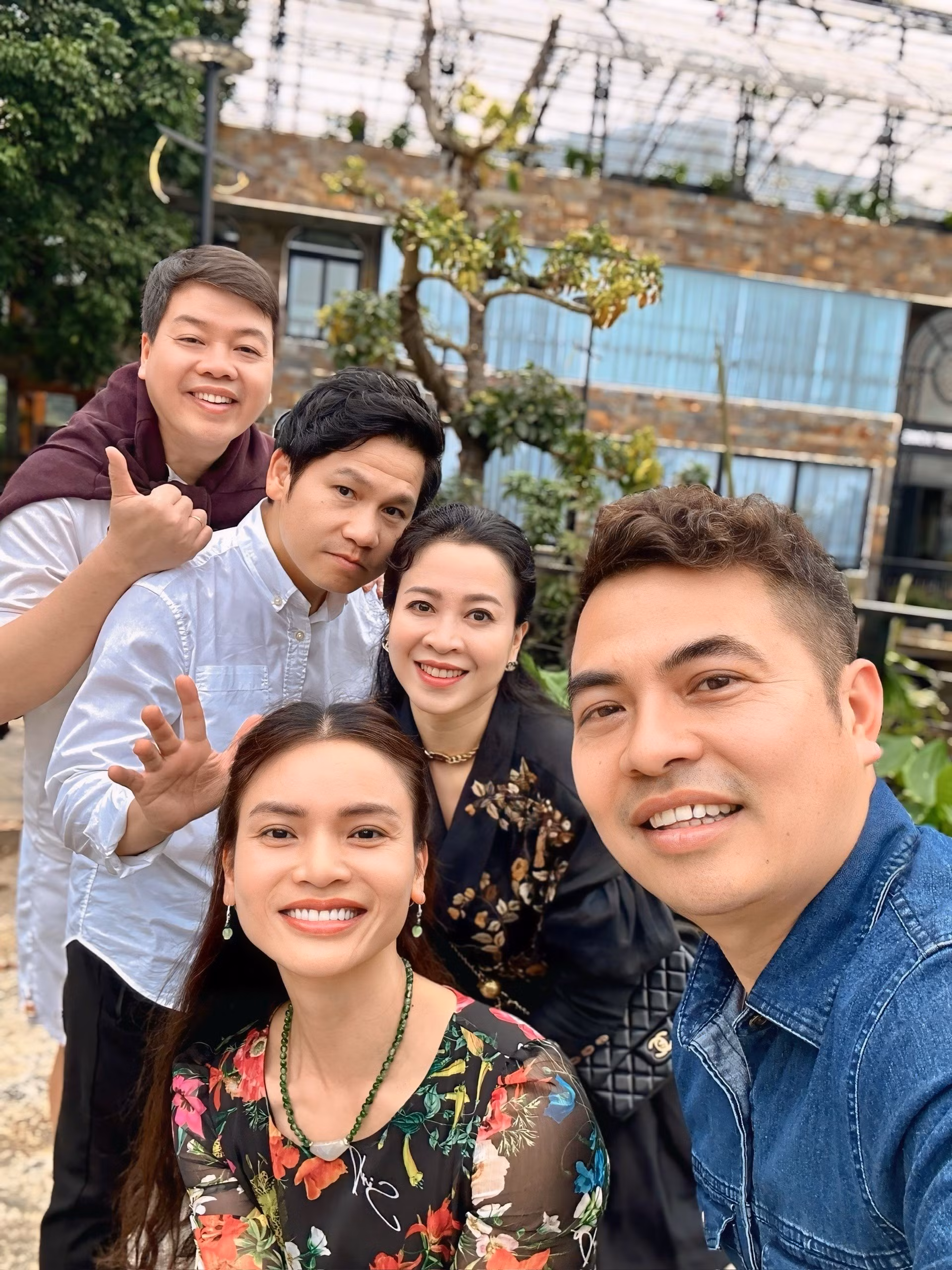 NSND Phương Thảo đón nhiều nghệ sĩ Việt tới thăm cơ ngơi như vợ chồng ca sĩ Trọng Tấn, ca sĩ Đăng Dương, vợ chồng nhạc sĩ Đức Trịnh, NTK Tăng Mai Anh, MC Hoàng Trang, NTK Kelly Bùi...