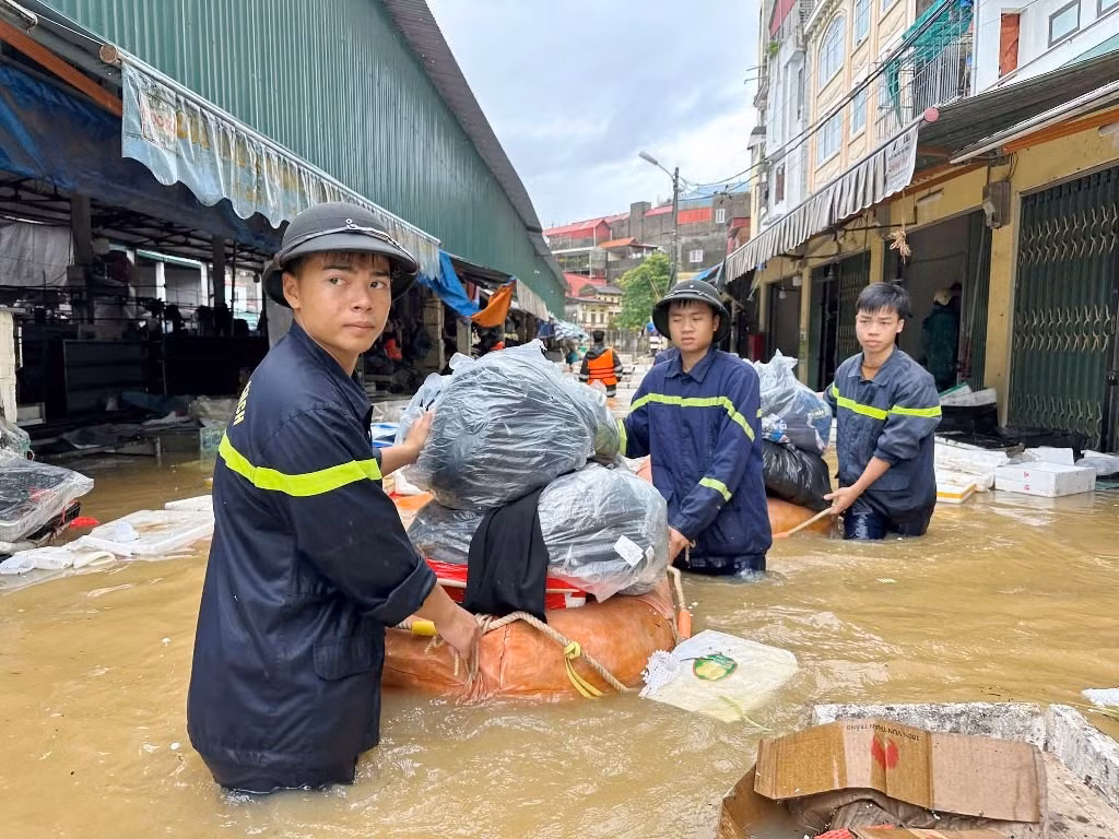 Lực lượng Công an, dân quân hỗ trợ người dân Lạng Sơn di chuyển đồ đạc ra khỏi khu vực ngập sâu trong sáng 22/8