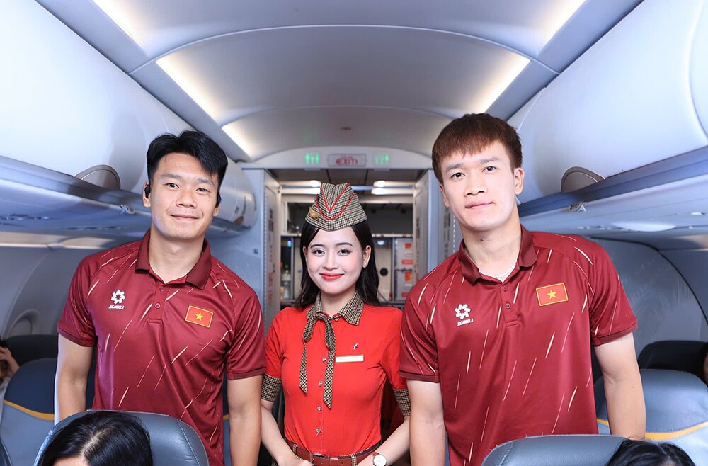 Thành Chung và Hoàng Đức phấn phởi trên chuyến bay trở về sau hành trình đầy nỗ lực tại Kuala Lumpur trước đó.