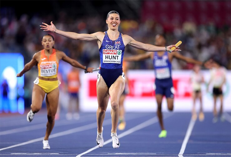 Amy Hunt ăn mừng sau khi cùng đội tuyển Anh giành HCV tiếp sức hỗn hợp 4x100m