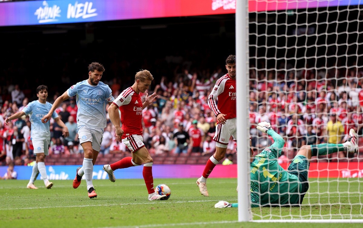 Ba phút sau khi hiệp hai bắt đầu, Tzolis tìm thấy Odegaard trong vòng cấm Man City. Nhạc trưởng người Na Uy khiến Donnarumma đổ người bằng pha giả sút bình tĩnh trước khi đưa bóng vào lưới.