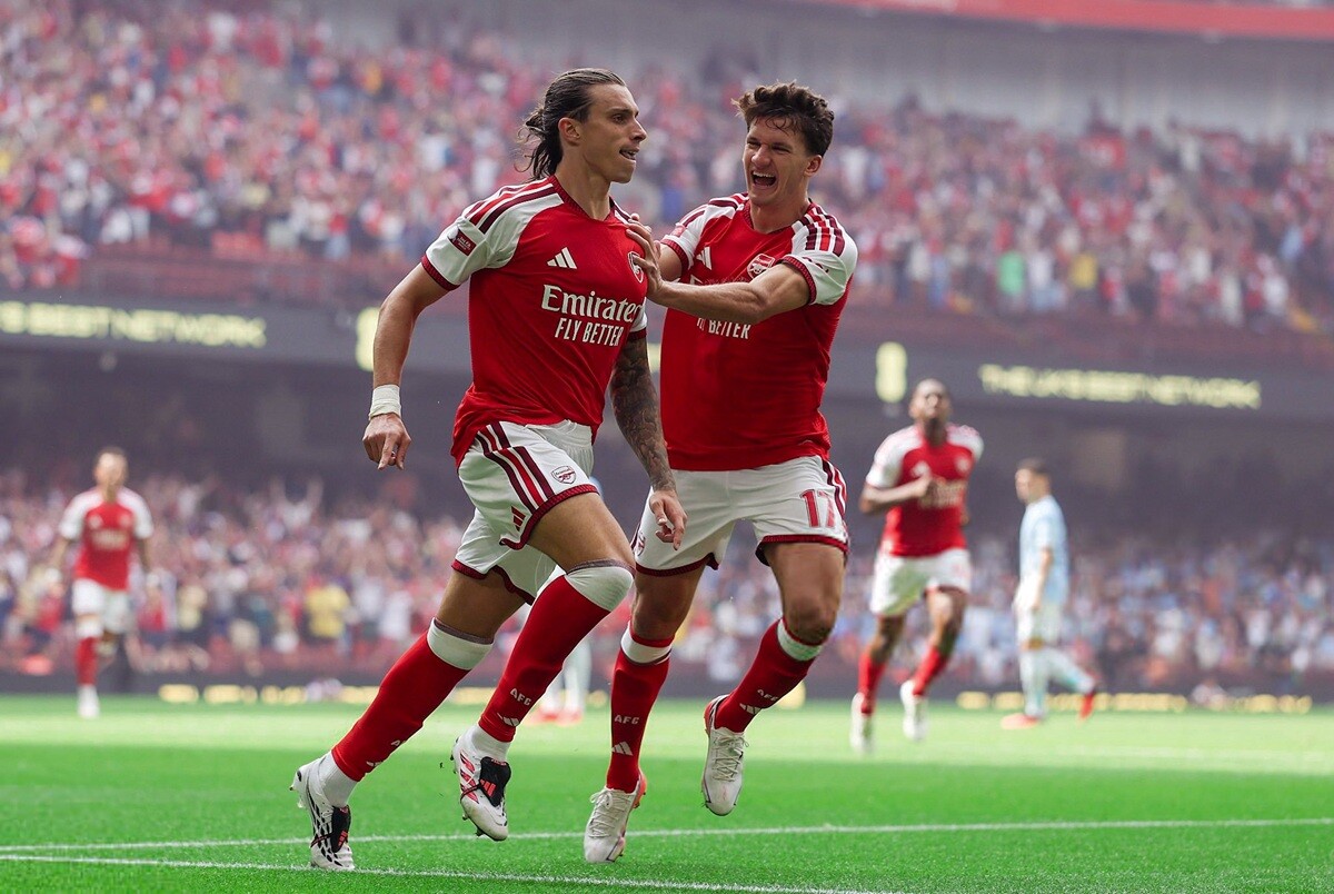 Arsenal vượt lên dẫn trước chỉ sau 23 giây khi Lewis Skelly chọc khe để Riccardo Calafiori thoát xuống và dứt điểm đánh bại thủ môn Gianluigi Donnarumma.