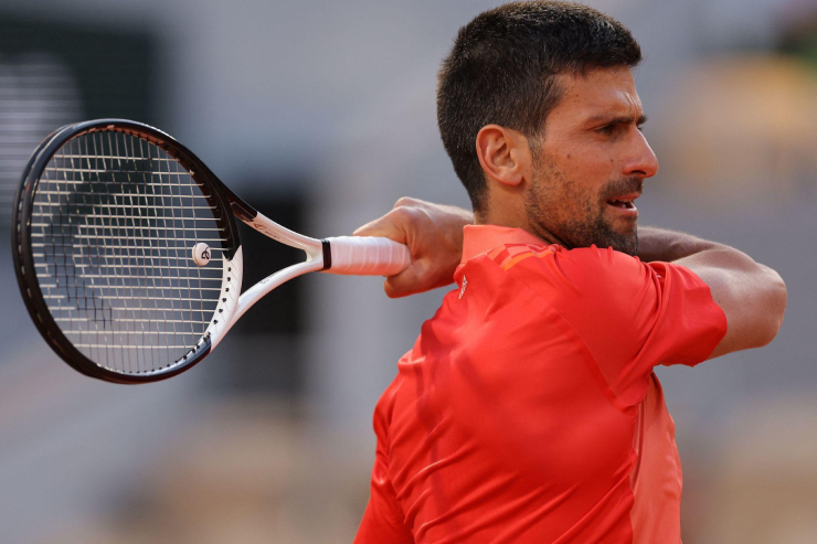 Djokovic ưu tiên khả năng kiểm soát bóng với mặt vợt nhỏ và hệ thống dây dày
