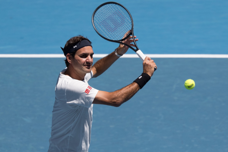 Cây vợt nặng khoảng 366 gram giúp Federer tạo ra những cú đánh đầy uy lực