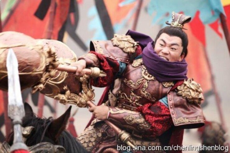 Lý Nguyên Bá vung cặp song chùy khổng lồ, một mình xông thẳng vào biển quân địch. Ảnh Sina