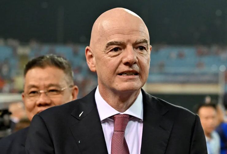 Chủ tịch FIFA Infantino đối mặt vụ kiện hình sự từ UEFA, bị CĐV lăng mạ ở Việt Nam - 1