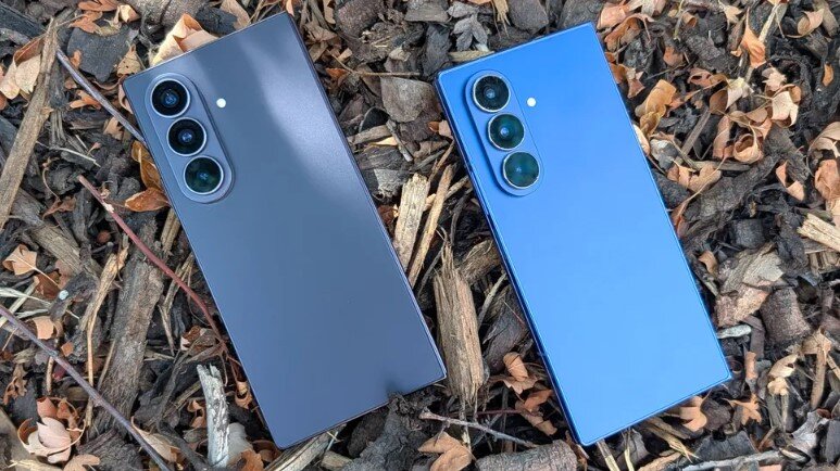 Galaxy Z Fold8 (trái) và Galaxy Z Fold7 (phải).