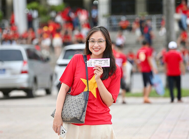 Những bóng hồng nổi bật giữa dòng người đổ về sân Mỹ Đình cổ vũ ĐT Việt Nam
