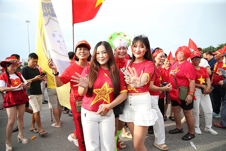 Vợ Quang Hải khoe tóc lạ đến sân cổ vũ chồng, dàn fan nữ xinh đẹp "hâm nóng" Mỹ Đình - 4