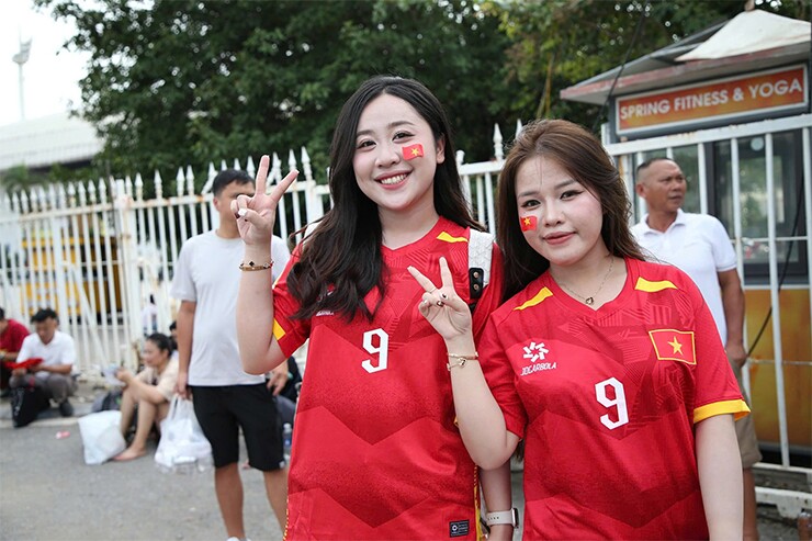 Vợ Quang Hải khoe tóc lạ đến sân cổ vũ chồng, dàn fan nữ xinh đẹp "hâm nóng" Mỹ Đình - 5