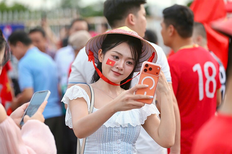 Vợ Quang Hải khoe tóc lạ đến sân cổ vũ chồng, dàn fan nữ xinh đẹp "hâm nóng" Mỹ Đình - 3