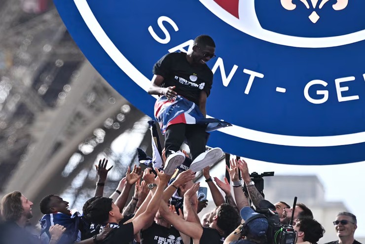 Dembele được đồng đội tung lên trong lễ diễu hành mừng chức vô địch Champions League của PSG.