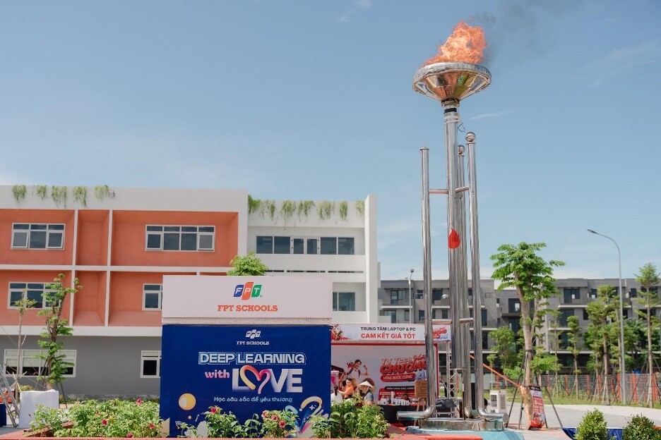 Nghi thức đốt đuốc chính thức đánh dấu việc hoạt động của trường Phổ thông liên cấp FPT Vinh tại khu đô thị Eco Central Park của nhà sáng lập Ecopark.