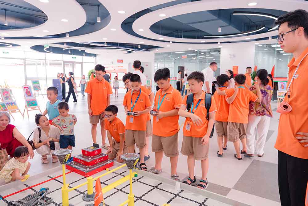 Học sinh trải nghiệm robotics ngay sau lễ khánh thành và Ngày hội tựu trường.