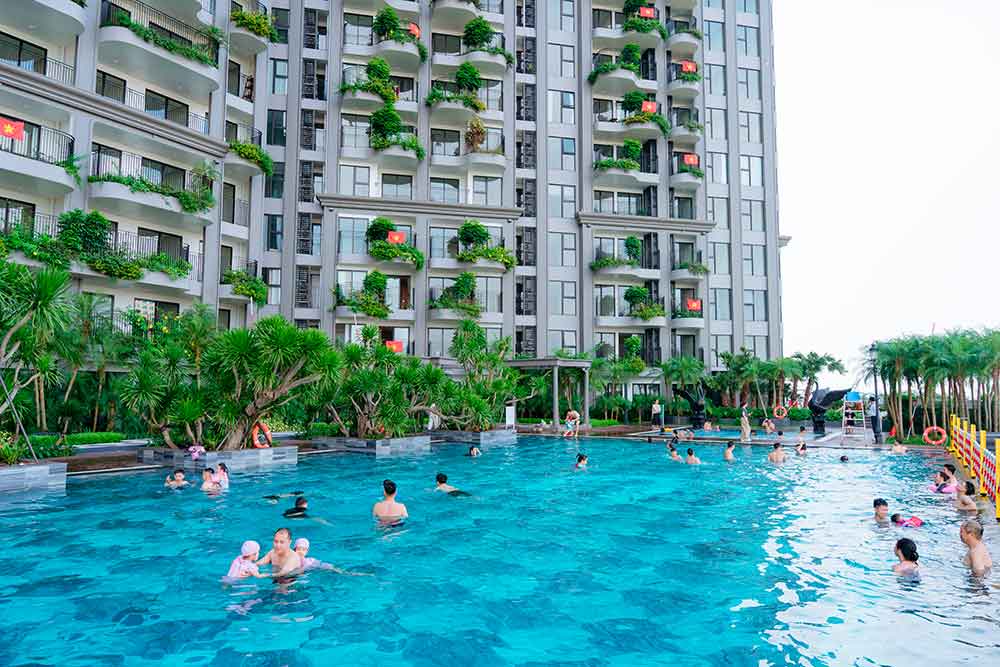 Cư dân bơi lội tại khối đế tòa tháp Central Park Residences, Eco Central Park.