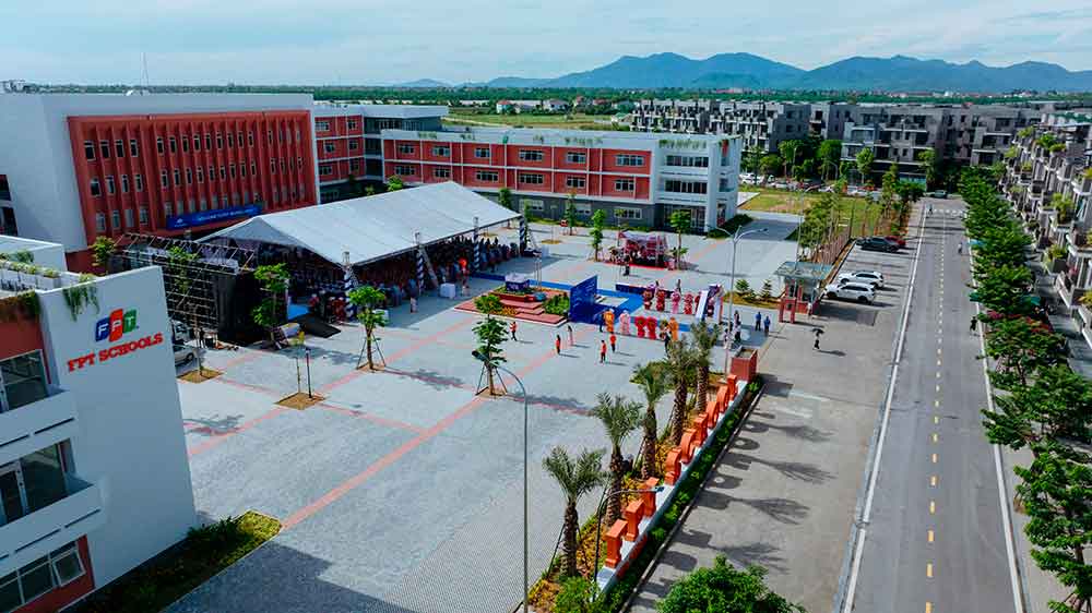 Trường Phổ thông liên cấp FPT Vinh tại Eco Central Park có quy mô giảng dạy lên đến 2.800 học sinh từ bậc tiểu học đến THPT.