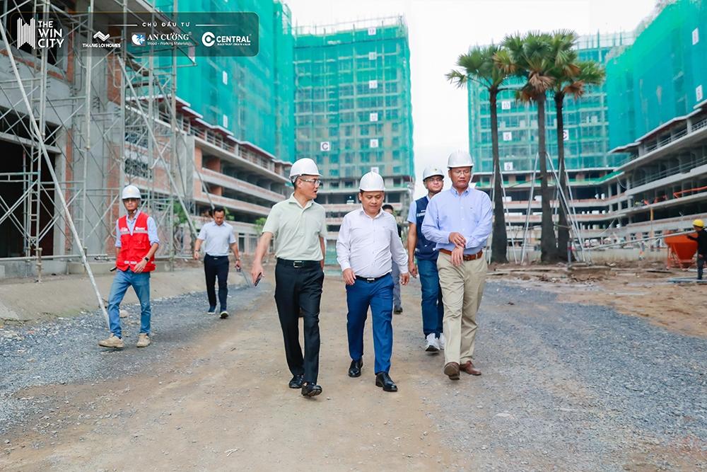 Ban lãnh đạo Gỗ An Cường, Thắng Lợi Homes trực tiếp đi khảo sát công trình và kiểm tra tiến độ dự án The Win City - Ảnh Thắng Lợi Homes