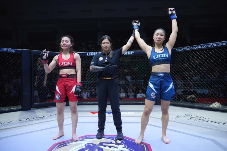 Ngọc Linh (áo xanh) thể hiện sự lạnh lùng cả trước và sau trận đấu 