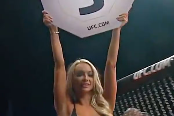 Lindsey Pelas gây chú ý bởi một chia sẻ rất thật về chính cơ thể mình