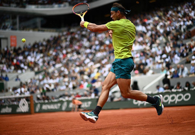 Nadal tung cú thuận tay đầy uy lực tại Roland Garros, nơi anh biến những pha phòng thủ thành đòn phản công đáng sợ
