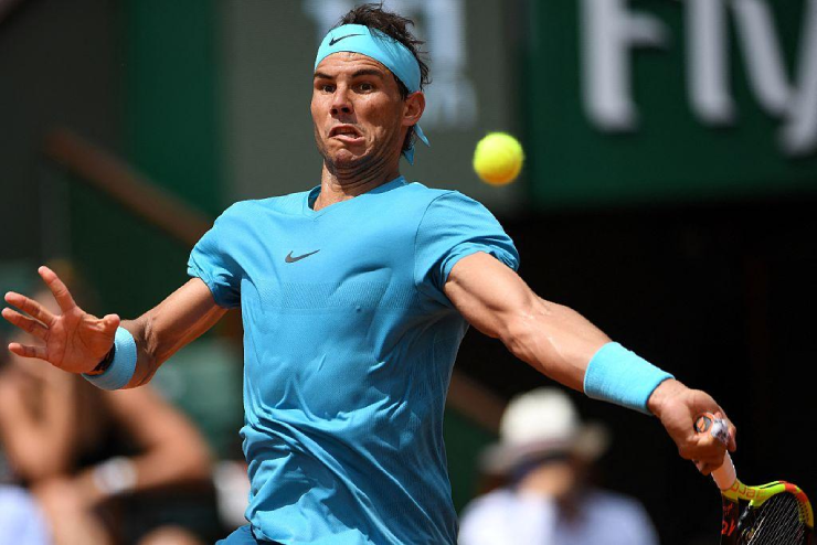 Nadal luôn tập trung đón bóng tại Roland Garros