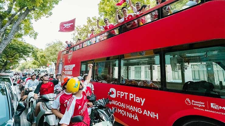 FPT Play cùng fan Arsenal ăn mừng cúp vô địch Ngoại Hạng Anh 2025/26 (Ảnh: FPT Play)