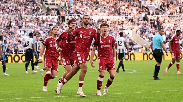 Liverpool thoát thua hú vía trước Newcastle ở trận ra quân