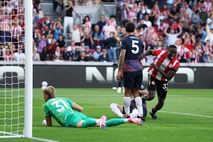 Tham vọng của Tottenham sớm bị dội gáo nước lại bằng thất bại tan nát trước Brentford