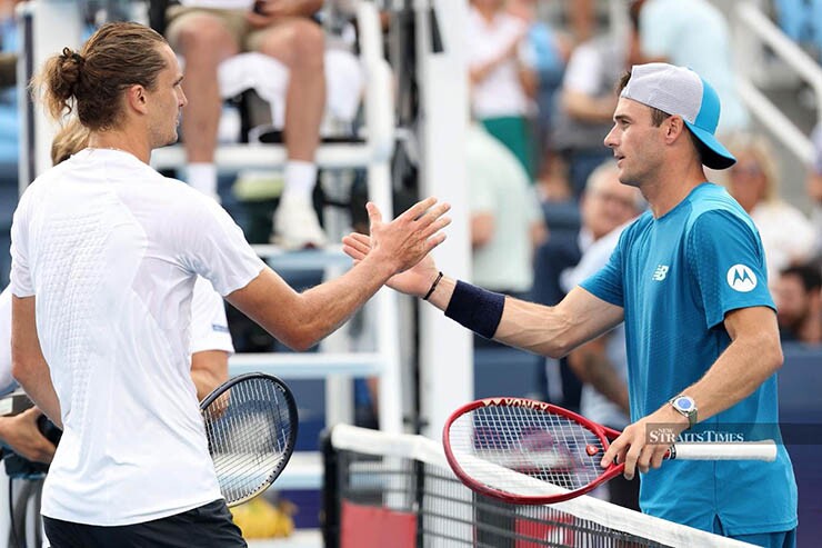 Zverev (bên trái) thua đau Paul