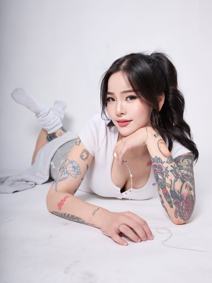 Mỹ nhân lai xăm trổ kín người vẫn đẹp nao lòng, chơi bóng rổ như siêu sao - 4