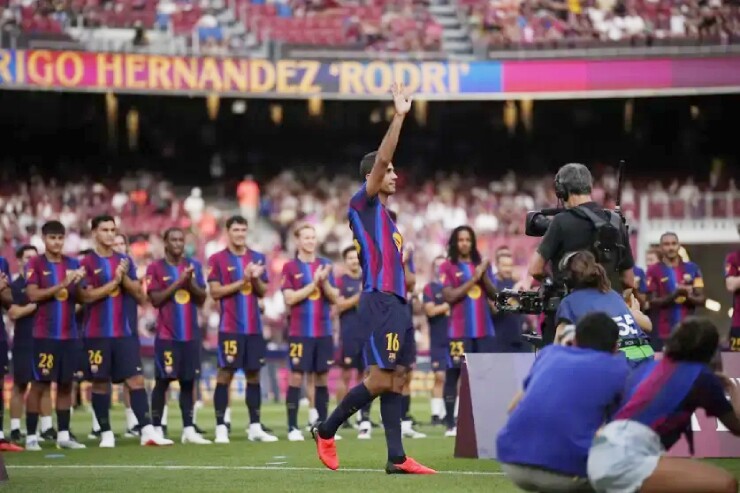 Trước thềm&nbsp;Bước trận giao hữu thường niên tranh cúp&nbsp;Joan Gamper, Barcelona đã tổ chức buổi lễ ra mắt đội hình ở mùa giải 2026/27 trước các cổ động viên trên sân Nou Camp