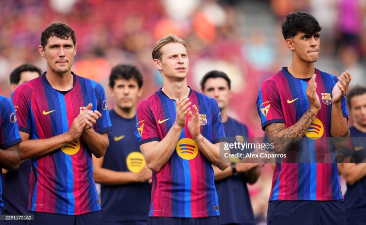 Frenkie De Jong , người tạm thời bị tước băng đội trưởng, nhận được nhiều tiếng la ó hơn là tiếng vỗ tay từ fan. Tiền vệ người Hà Lan phải nghỉ thi đấu giai đoạn đầu mùa giải vì chấn thương, đồng thời vướng lùm xùm mâu thuẫn với HLV Flick và Barca