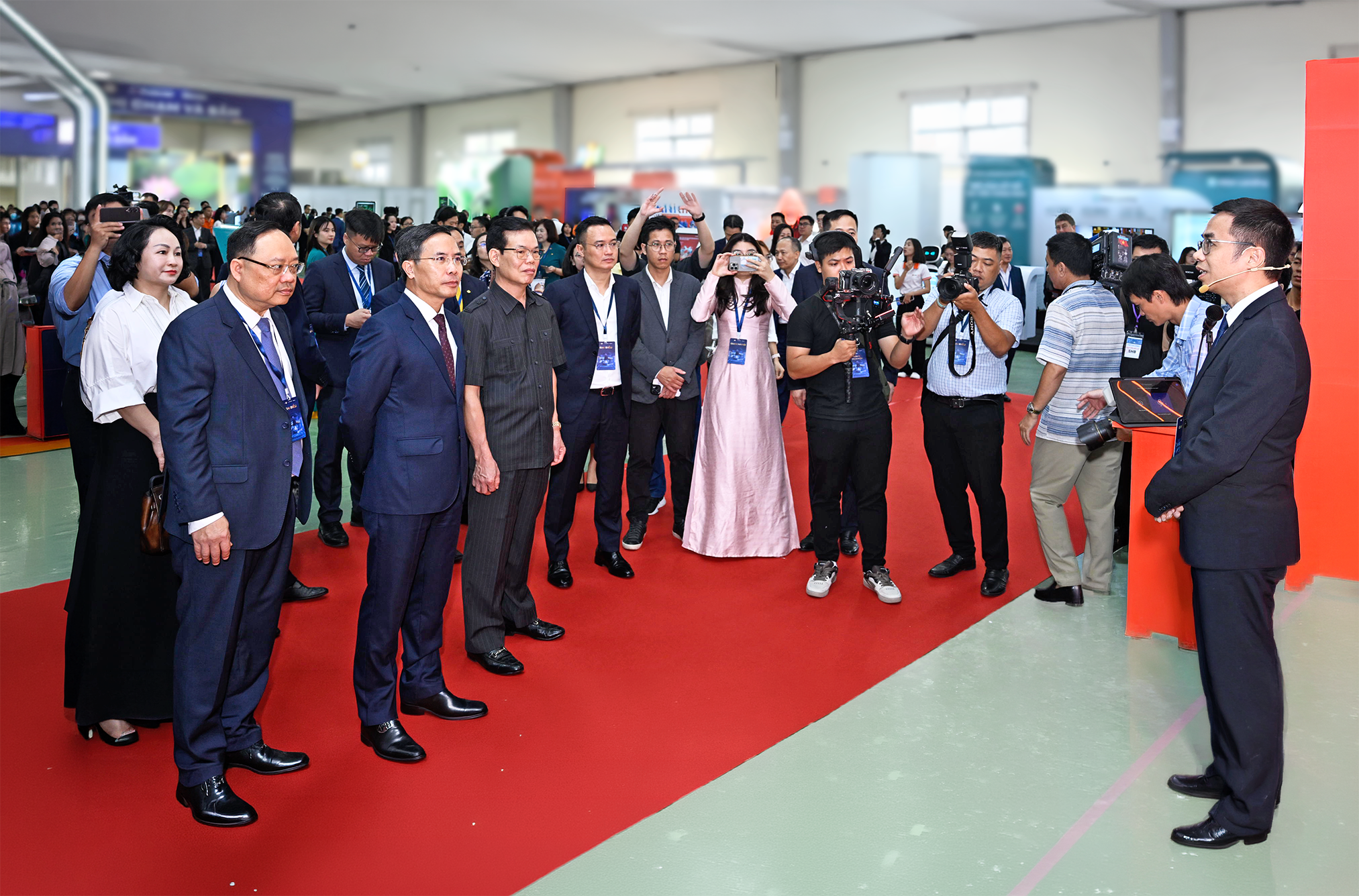 Đại diện SHB giới thiệu Giải pháp tài chính số SAHA Shop tới Thống đốc Phạm Đức Ấn và các đại biểu