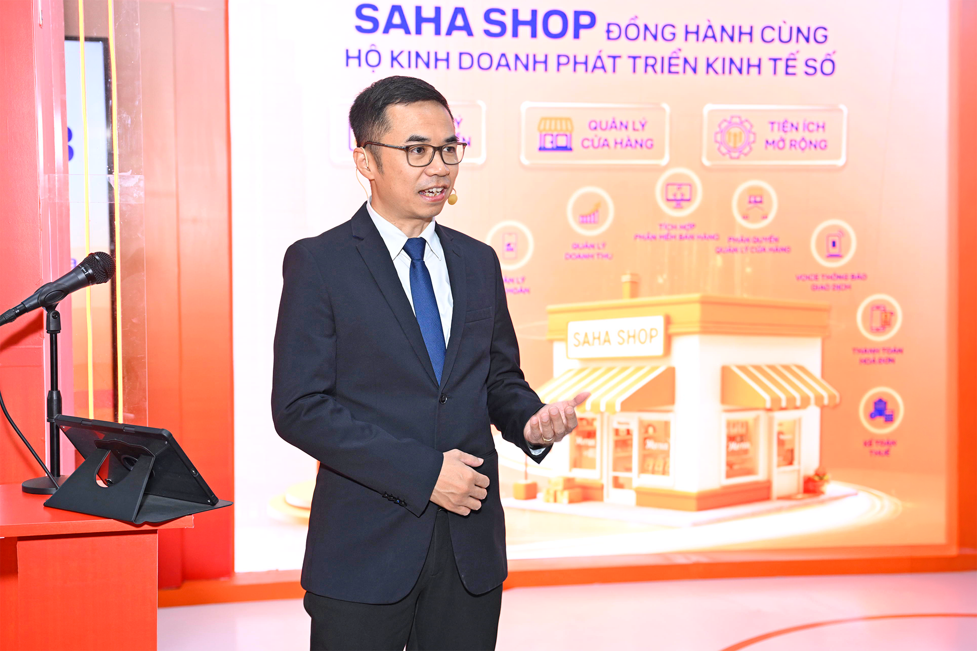 Giám đốc Khối Ngân hàng số SHB Trương Quốc Anh&nbsp;giới thiệu về SAHA Shop