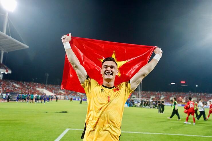 Thủ môn Lê Giang Patrik xuất sắc nhất AFF Cup, bất ngờ được hôn cúp vô địch thế giới - 1