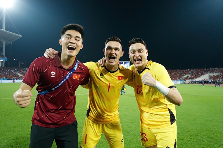 Thủ môn Lê Giang Patrik xuất sắc nhất AFF Cup, bất ngờ được hôn cúp vô địch thế giới - 2